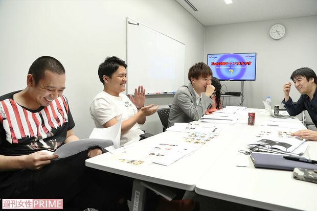 【1】火曜日（隔週）担任の千鳥。通しレギュラーである副担任の中井りか（NGT48）、教育実習のノブナガとともに打ち合わせ。『キングちゃん』や『ゴッドタン』も担当する、気心の知れた佐久間プロデューサー（写真右）との打ち合わせは終始、和やかな雰囲気　撮影／齋藤周造