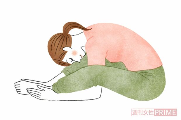 （2）手のひらを上にして両腕を脚の下に入れ込み。頭を足裏のほうにつけます。クッションなどで高さを出したところに頭をつけてもOK。目安は3分程度。　イラスト／中村奈々子