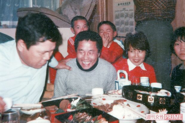 勇さん（中）とキミヱさん（右）。後ろは息子たち