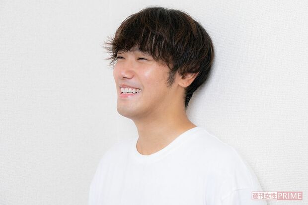 インタビュー中に笑顔を見せた赤西礼保