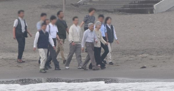  爽やかな潮風を受けながら、葉山御用邸裏の波打ち際を歩かれる両陛下（7月13日）