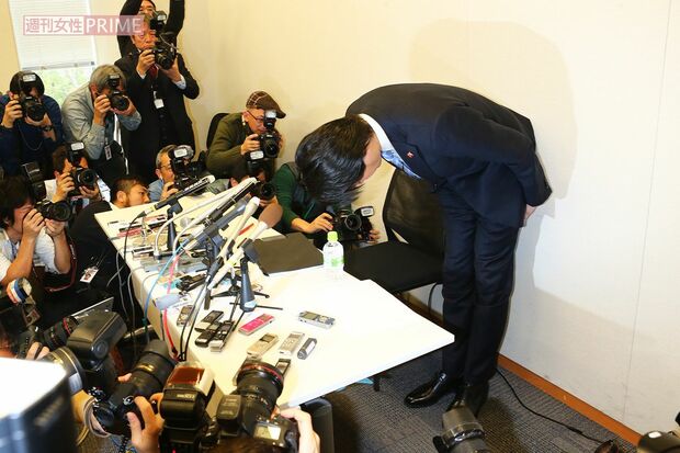 2016年2月、不倫騒動を謝罪する宮崎謙介元衆議院議員