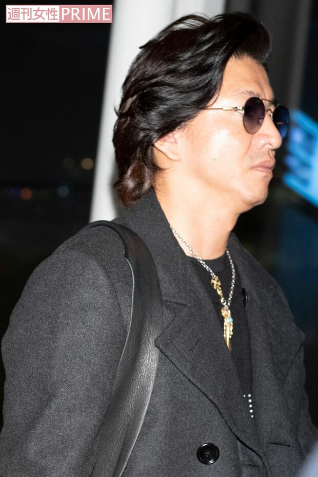 深夜帰国の木村拓哉。夜遅くの帰国で疲れかと思いきや、空港ファッションには妥協ナシ('18年)