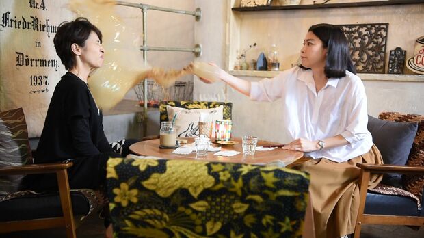 カフェオレをぶっかけるなど、女同士のバトルは圧巻　(C)読売テレビ