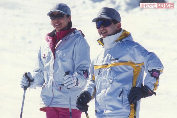 長野県の奥志賀高原スキー場でご趣味のスキーを楽しまれる天皇陛下と雅子さま（'01年）