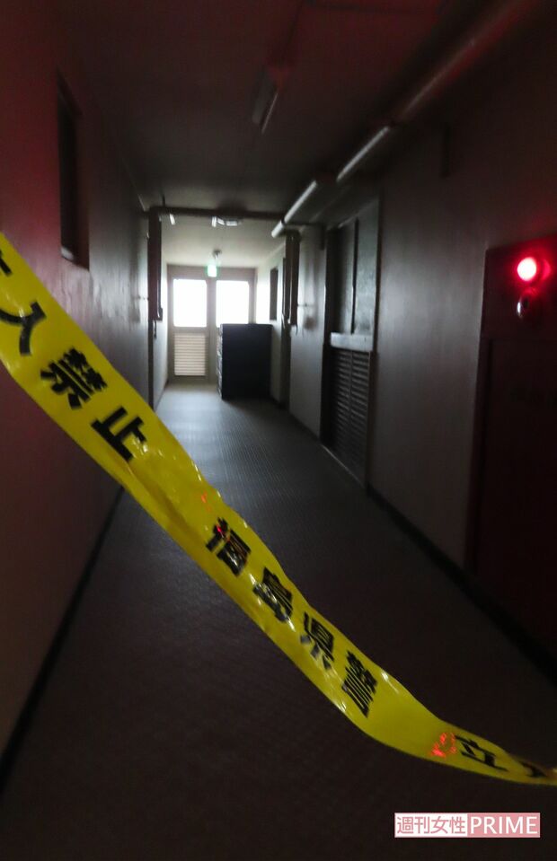 1階奥の右側が容疑者宅。通路には福島県警の規制線が張られていた