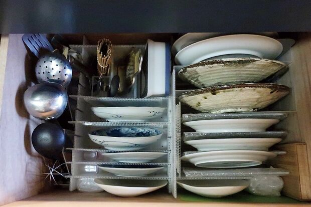 お皿を立てる　写真提供／長谷川 潤（書籍『85歳現役、暮らしの中心は台所』より）