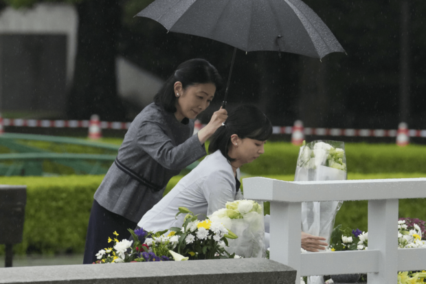 広島市の平和記念公園にある原爆死没者慰霊碑に供花（2025年8月11日）