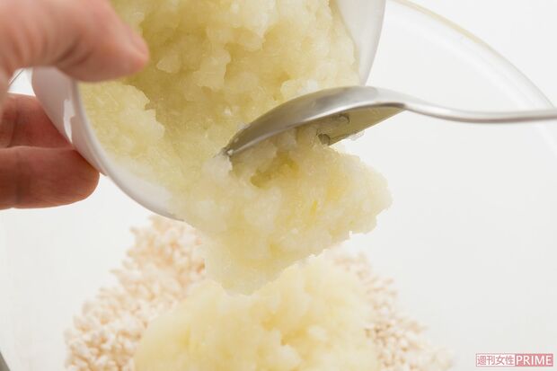 【玉ねぎ麹】工程（2）ボウルに米麹、塩を入れてよく混ぜ合わせ、（1）を汁ごと加える。　