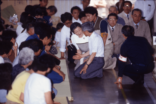 '91年7月、雲仙普賢岳噴火に伴い、被災地を見舞われた上皇ご夫妻。床に膝をつけお話しに