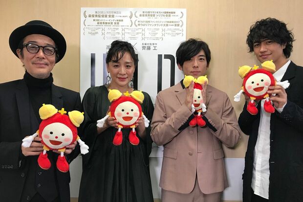 『めざましテレビ』番組キャラクターの『めざましくん』のぬいぐるみを雑に扱う高橋一生