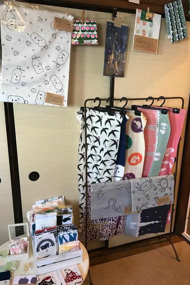手ぬぐい、ブックカバーなどの雑貨も（甘夏書店）