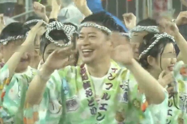 大雨の中、徳島市の阿波おどりに参加した宮迫博之（ツイッターより）