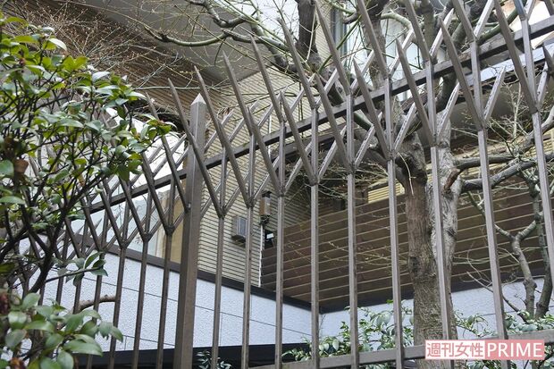 石原容疑者の自宅には何台もの防犯カメラと鉄柵で鉄壁のガードが。なんのためにそこまで？