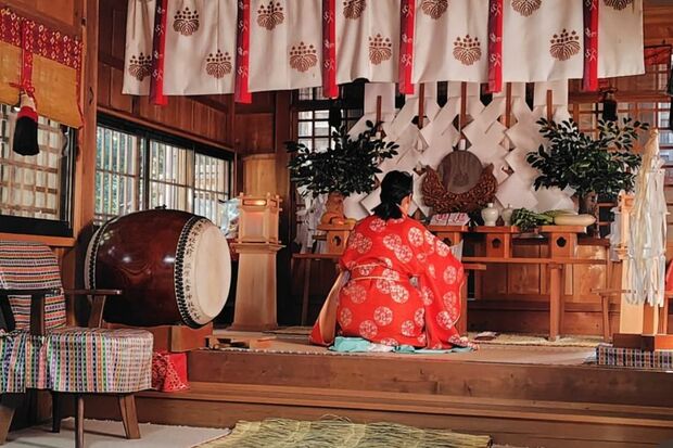 27代目となる現在の宮司も女性。49歳で子宝に恵まれたという