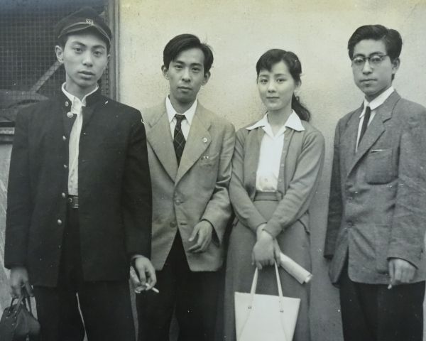 【写真】東大入学時。学生演劇の仲間らと（左）