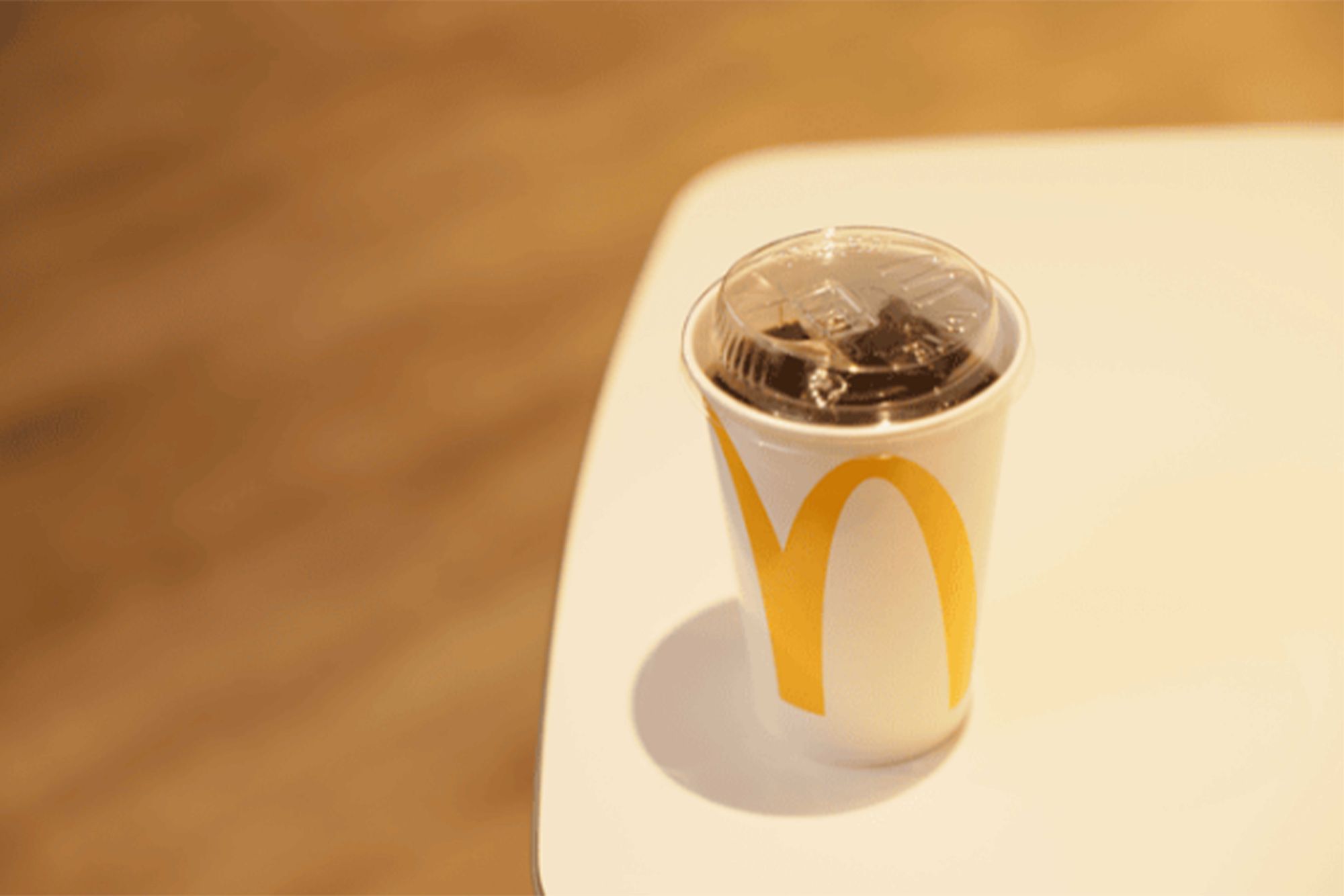 マクドナルド、開発に3年以上かけた渾身の“飲めるフタ”を提供開始で