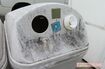 テイクアウト用容器がリサイクルBOXの投入口に無理やり突っ込まれていた