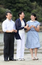 三井浜で拾った貝殻を手に、にこやかに談笑されるご一家。和やかで温かい雰囲気が伝わってくる　写真／JMPA、『週刊女性』写真班