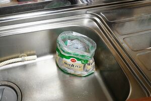 「食パンの袋は再利用する」（YouTube「かえるカエルch【4人家族の節約と貯蓄】」より）