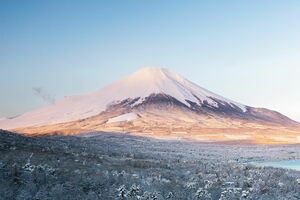 山中湖パノラマ台からの風景。朝早く富士山を見に行くと、富士山の色の変化を楽しめる