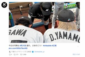 試合前の声出しをする岡大海。この前に西岡剛コーチによるサブロー監督イジりがあった（千葉ロッテマリーンズ広報室公式Xより）