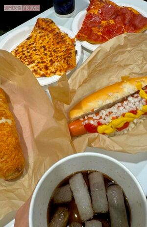 加トちゃんが買ったピザ＆ホットドッグで、もうお腹いっぱい……　撮影／加藤綾菜