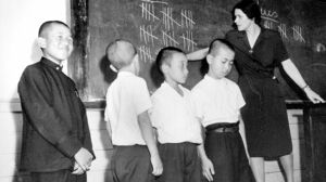 家庭教師でもあったバイニング夫人から英語の授業をお受けになる陛下（左端・'47年7月・学習院中等科2年）