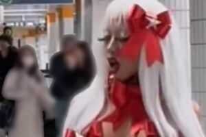 表参道駅ホームと思われる場所に立つサニバニ（本人のXより）