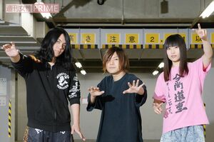 『ヤバイTシャツ屋さん』 左から、もりもりもと（ドラム、コーラス）。こやまたくや（ギター、ボーカル）。しばたありぼぼ（ベース、ボーカル）　撮影／渡邉智裕