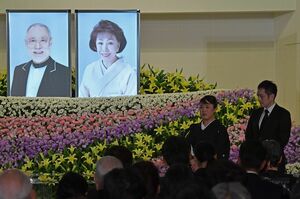 11月21日の合同葬お別れの会では、喪主の真由子と夫で俳優の友山裕之介が弔辞を読んだ
