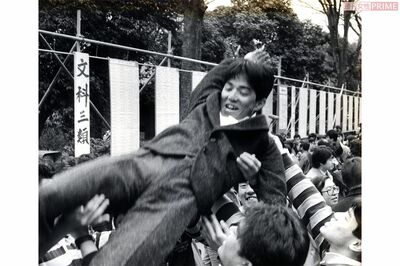 新聞に掲載された東大合格発表の掲示板前で胴上げされた井本さんの写真。「無許可で掲載され、写真を頼んだら2000円を請求されたんです(笑)」