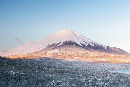 山中湖パノラマ台からの風景。朝早く富士山を見に行くと、富士山の色の変化を楽しめる