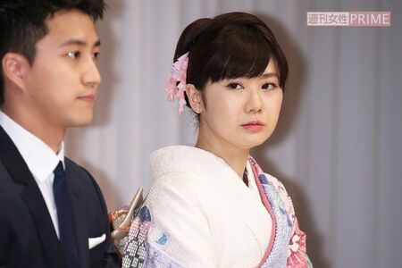 結婚会見で江宏傑に視線を送る福原愛(2016年9月)