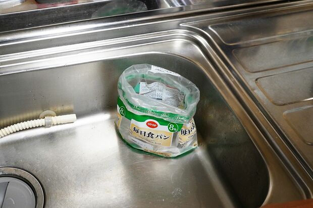 「食パンの袋は再利用する」（YouTube「かえるカエルch【4人家族の節約と貯蓄】」より）