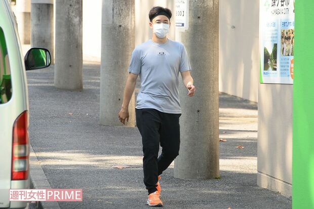 引退発表から数日後、2軍施設内を歩く斎藤佑樹の足取りは心なしか軽やかに見えた③