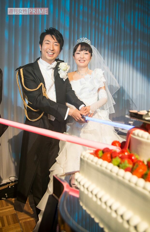 2013年11月、映画にちなんだ披露宴に。ケーキカットは「ライトセーバー」で