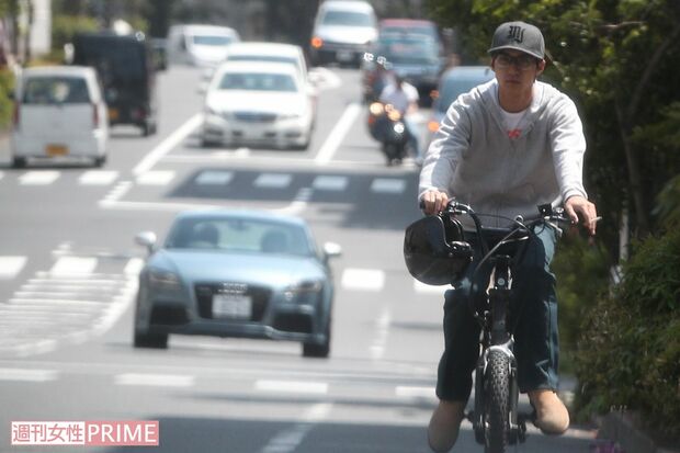 バイクの免許を取るため教習所に通う錦戸亮（2012年5月）