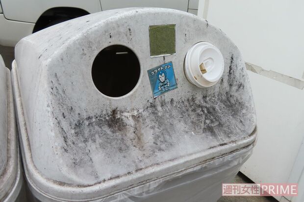 テイクアウト用容器がリサイクルBOXの投入口に無理やり突っ込まれていた