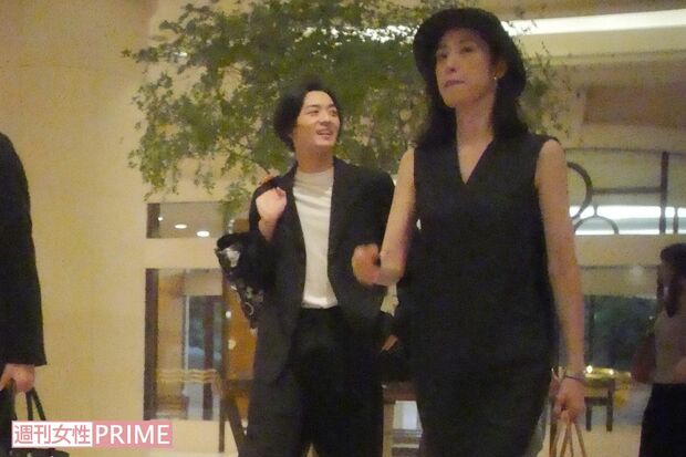 1回目の打ち上げの（左）竜星と（右）天海。同じ事務所のふたりは、談笑しながら会場へ