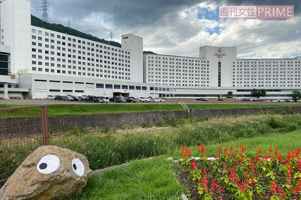 苗場プリンスホテル。駐車場の車の数も少ない（'20年8月）