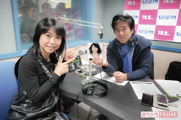 昨年末、吉祥寺でのライブ前にむさしのFMにゲスト出演。収録ブースの前にはたくさんのファンが駆けつけていた　撮影／佐藤靖彦