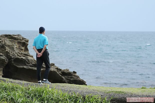 この日はあいにくの曇り空で、撮影は一時中断。“天気待ち”に海をブラリ。15時過ぎに待ちに待った撮影再開　映画『体操しようよ』撮影にて('18年)　撮影／齋藤周造