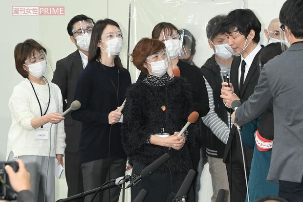 2020年12月、アンジャッシュ渡部建の不倫謝罪会見に立ち会う上路雪江リポーター（左から3人目）