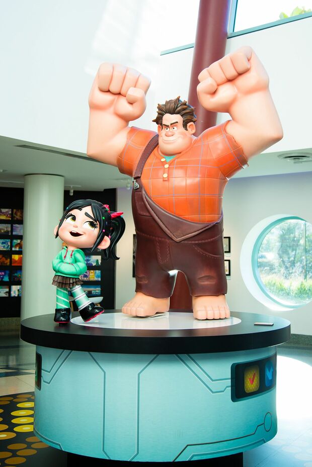 ヴァネロペとラルフの大きな像が。これは劇中に出てくる、あるシーンの再現をしているそう！　(c)2018 Disney. All Rights Reserved.