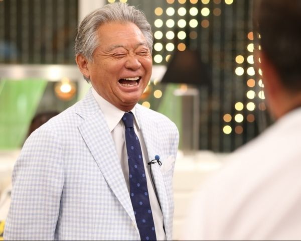  19時30分、リハーサル。スタッフに次々と声をかけ、談笑も。本番直前に緊張感がやわらぐ