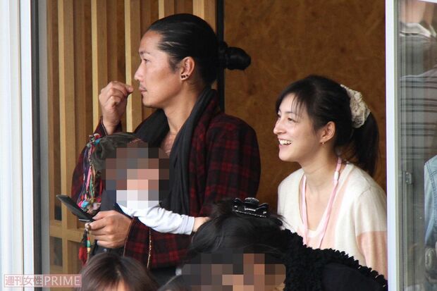 広末涼子と次男を抱いた夫のキャンドル・ジュン氏（2011年）