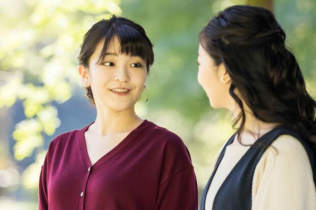 10月23日、眞子さんが30歳を迎えられた際に公表されたお誕生日写真。赤坂御用地内で佳子さまと談笑されて。皇族として迎える最後のお誕生日となった