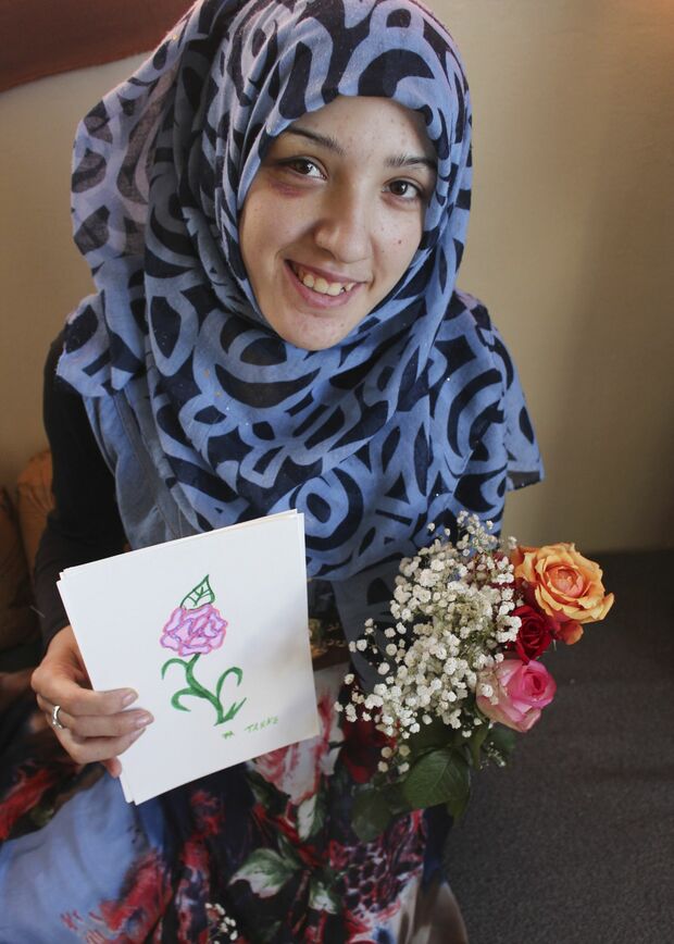 タハニちゃん（16歳）。骨肉腫が転移し太ももに腫瘍ができ、ほぼ歩けない。幸運にもイギリス政府が受け入れてくれて治療中。