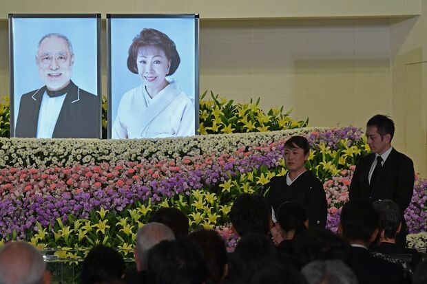 11月21日の合同葬お別れの会では、喪主の真由子と夫で俳優の友山裕之介が弔辞を読んだ